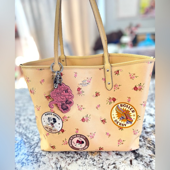 Large Coach X Disney Limited Edition Minnie Mouse shoulder bag/purse w/ keychain - Picture 3 of 12